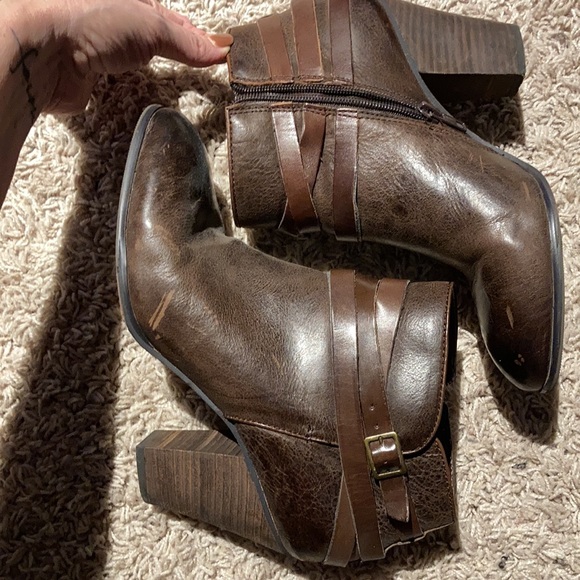 Arturo Chiang leather booties. - Picture 4 of 9